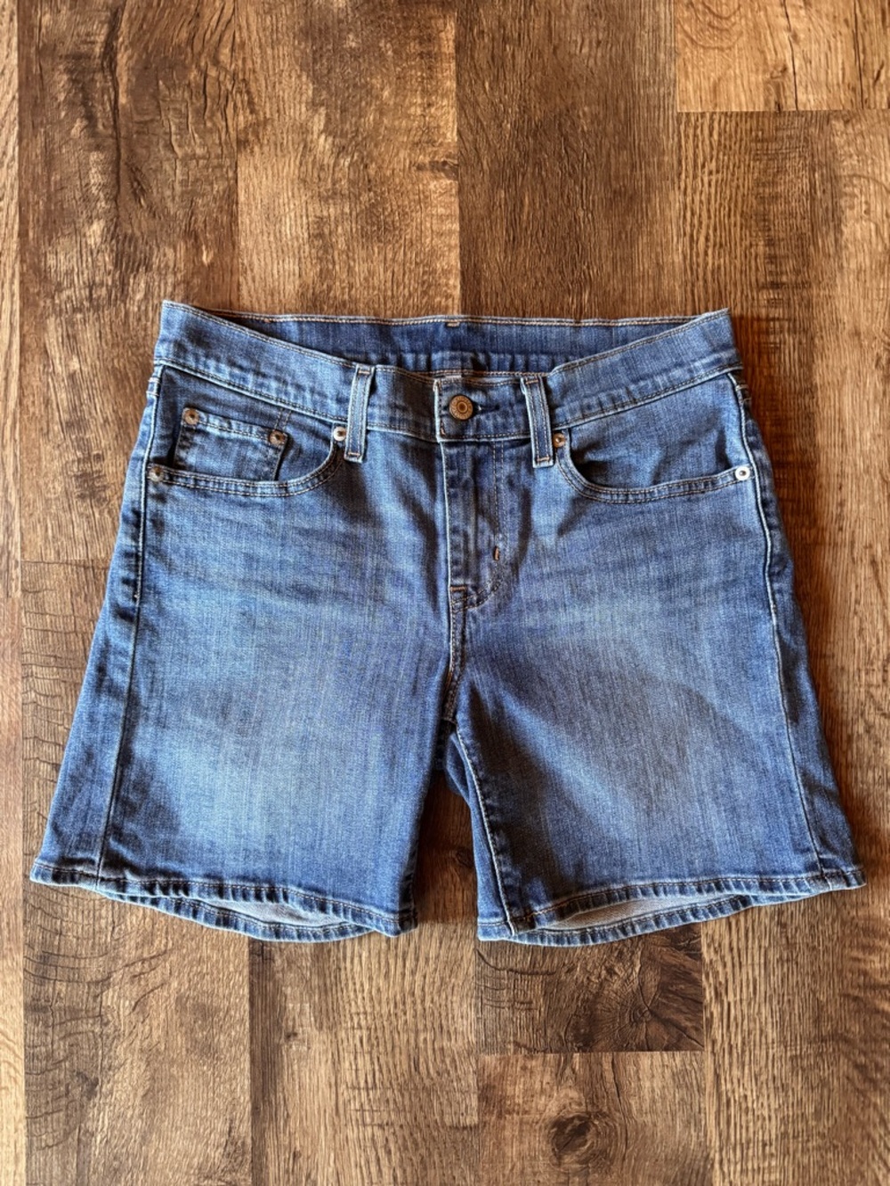 Levi’s summer longer inseam shorts size 28